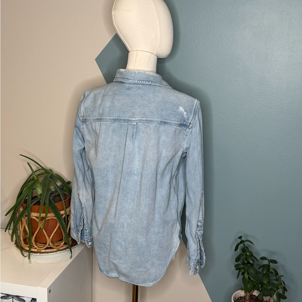 Levi’s Distressed Light Wash Denim Button Down Shirt 100% Cotton Women’s Medium - Picture 4 of 11